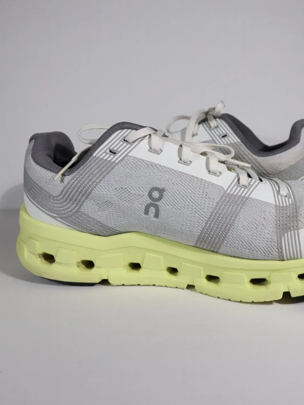 Men's Size 9 On Cloudgo Running Shoes Frost/Hay 55.98234 Pre Owned - Picture 4 of 11